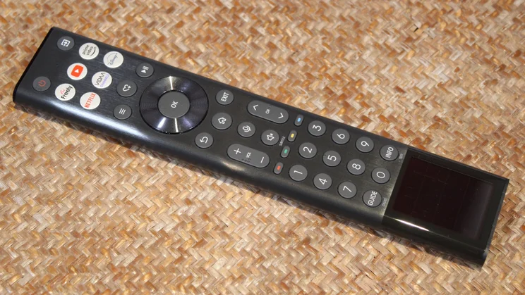 hisense_u8n_review_solar_remote_control
