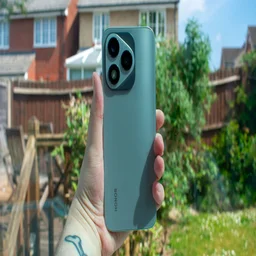 Honor 400 Lite in hand in front of a window, rear view
